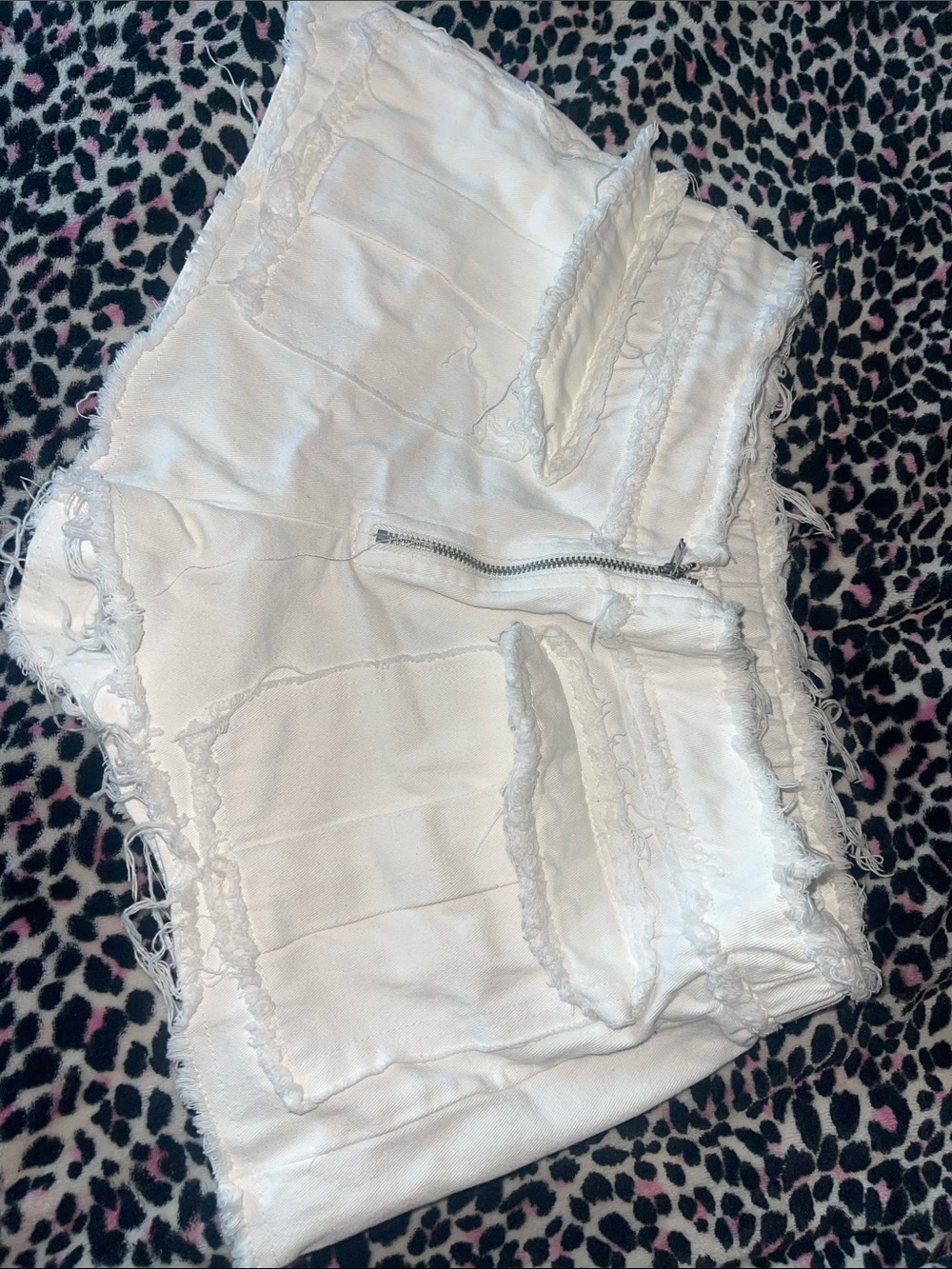 SHEIN White Mid-Rise Frayed Pocket Jean Shorts